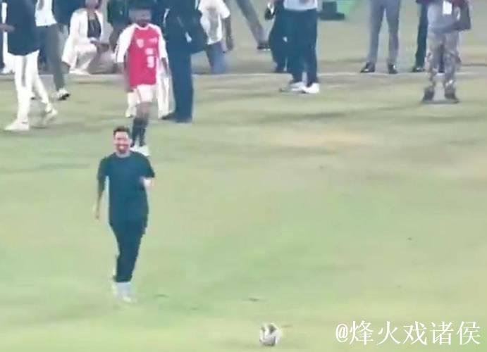 印度行活动中印度官员两次传球都偏得离谱，梅西亲自捡球