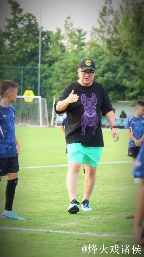 董路高调称青训不为赚钱，愿意无偿送足球小将，引发圈内持续讨论