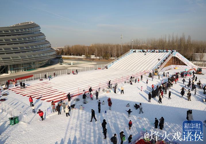 中国最大公益性冰雪艺术园区开园迎客